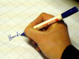 Hand mit Stift füllt Bogen aus; Rechte: bzd.