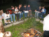 Kinder und Betreuer singen am Lagerfeuer; Rechte: bzd.