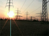Stromleitungen im Sonnenuntergang; Rechte: bzd.