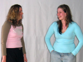 Steffi und Kerstin lachend vor Leinwand; Rechte: bzd. pr-team